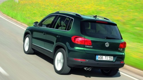Volkswagen heeft de Tiguan in het nieuw gestoken. De compacte SUV lijkt meer dan ooit op grote broer Touareg. Behalve een aangepast uiterlijk heeft Volkswagen ook het uitrustingsniveau naar een hoger 