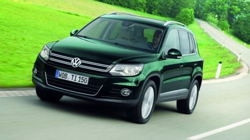 Volkswagen heeft de Tiguan in het nieuw gestoken. De compacte SUV lijkt meer dan ooit op grote broer Touareg. Behalve een aangepast uiterlijk heeft Volkswagen ook het uitrustingsniveau naar een hoger 