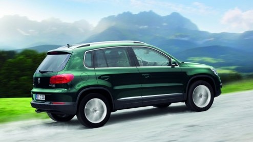 Volkswagen heeft de Tiguan in het nieuw gestoken. De compacte SUV lijkt meer dan ooit op grote broer Touareg. Behalve een aangepast uiterlijk heeft Volkswagen ook het uitrustingsniveau naar een hoger 