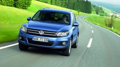 Volkswagen heeft de Tiguan in het nieuw gestoken. De compacte SUV lijkt meer dan ooit op grote broer Touareg. Behalve een aangepast uiterlijk heeft Volkswagen ook het uitrustingsniveau naar een hoger 
