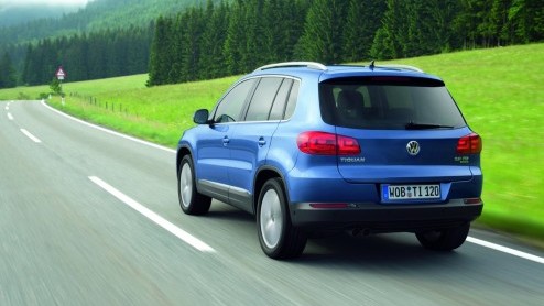 Volkswagen heeft de Tiguan in het nieuw gestoken. De compacte SUV lijkt meer dan ooit op grote broer Touareg. Behalve een aangepast uiterlijk heeft Volkswagen ook het uitrustingsniveau naar een hoger 