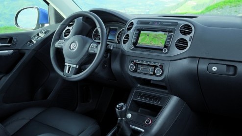 Volkswagen heeft de Tiguan in het nieuw gestoken. De compacte SUV lijkt meer dan ooit op grote broer Touareg. Behalve een aangepast uiterlijk heeft Volkswagen ook het uitrustingsniveau naar een hoger 