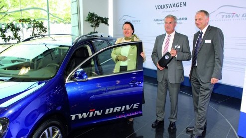 De Volkswagen Cross Coupe is de nieuwste plug-in hybride van de Duitsers en werd kort geleden als studiemodel gepresenteerd in Tokyo. Het merk doet echter al praktijkervaring op met de Golf Variant Tw