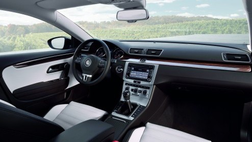 We zaten er al op te wachten; de facelift van de Passat CC. Volkswagen is vandaag zo ver en presenteert hun vierdeurscoupe in vernieuwde vorm op de Los Angeles Auto Show.