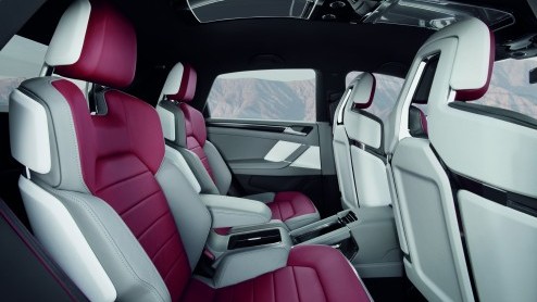 Volkswagen heeft op de Tokyo Motor Show een leuke verrassing: de Cross Coup. Deze kruising tussen een SUV en coupe is vierwielaangedreven en heeft plug-in hybridetechniek. En daarmee is hij niet alle