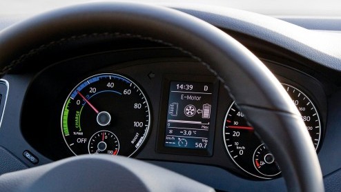 Hij is al een paar keer aangekondigd en vandaag is het dan zo ver: de Volkswagen Jetta Hybrid doet intrede! De zuinige hybridevariant met TSI-motor en 95 gram CO2-uitstoot is per direct te bestellen v