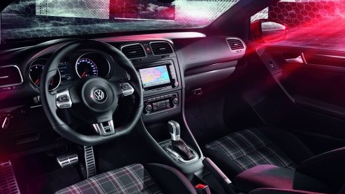 De zon laat zich steeds vaker zien. Een goede reden om los te gaan met de Golf GTI Cabriolet. Volkswagen heeft de prijslijst bijgewerkt en vraagt 38.390 euro voor de sportieve vierzits cabrio, die van