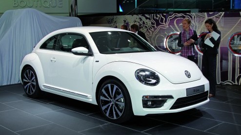 Wie een Beetle of Passat in standaardvorm net iets te gewoontjes vindt kan binnenkort bij Volkswagen het R Line pakket bestellen. Met specifieke bumpers, velgen en interieurdetails staat het duo van s