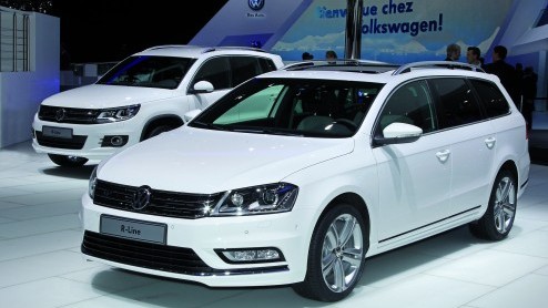 Wie een Beetle of Passat in standaardvorm net iets te gewoontjes vindt kan binnenkort bij Volkswagen het R Line pakket bestellen. Met specifieke bumpers, velgen en interieurdetails staat het duo van s