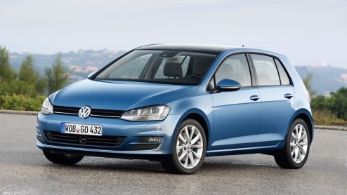 Of het nou echt al nodig was of niet, de Volkswagen Golf is helemaal nieuw. Gebouwd op een nieuw platform is de bestseller van het merk van top tot teen naar de zevende generatie getransformeerd, met