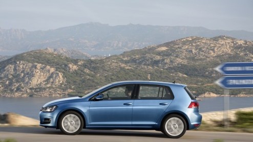 Of het nou echt al nodig was of niet, de Volkswagen Golf is helemaal nieuw. Gebouwd op een nieuw platform is de bestseller van het merk van top tot teen naar de zevende generatie getransformeerd, met