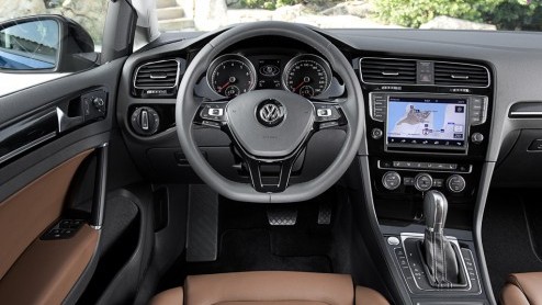 Of het nou echt al nodig was of niet, de Volkswagen Golf is helemaal nieuw. Gebouwd op een nieuw platform is de bestseller van het merk van top tot teen naar de zevende generatie getransformeerd, met