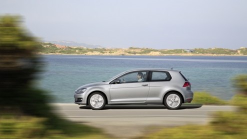 Of het nou echt al nodig was of niet, de Volkswagen Golf is helemaal nieuw. Gebouwd op een nieuw platform is de bestseller van het merk van top tot teen naar de zevende generatie getransformeerd, met