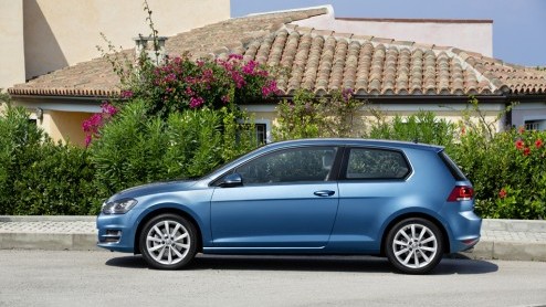 Of het nou echt al nodig was of niet, de Volkswagen Golf is helemaal nieuw. Gebouwd op een nieuw platform is de bestseller van het merk van top tot teen naar de zevende generatie getransformeerd, met
