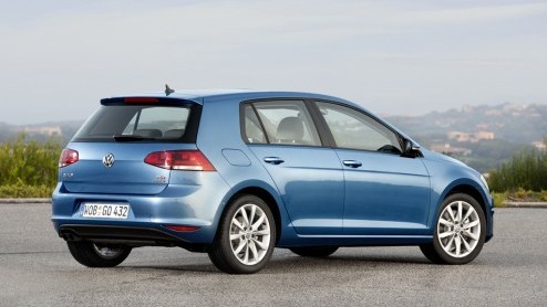 Of het nou echt al nodig was of niet, de Volkswagen Golf is helemaal nieuw. Gebouwd op een nieuw platform is de bestseller van het merk van top tot teen naar de zevende generatie getransformeerd, met