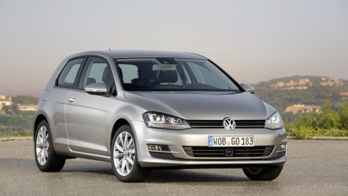 Of het nou echt al nodig was of niet, de Volkswagen Golf is helemaal nieuw. Gebouwd op een nieuw platform is de bestseller van het merk van top tot teen naar de zevende generatie getransformeerd, met