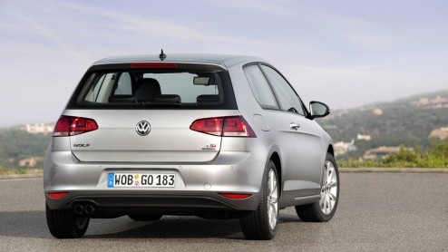 Of het nou echt al nodig was of niet, de Volkswagen Golf is helemaal nieuw. Gebouwd op een nieuw platform is de bestseller van het merk van top tot teen naar de zevende generatie getransformeerd, met
