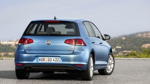 Of het nou echt al nodig was of niet, de Volkswagen Golf is helemaal nieuw. Gebouwd op een nieuw platform is de bestseller van het merk van top tot teen naar de zevende generatie getransformeerd, met