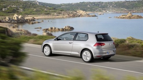 Of het nou echt al nodig was of niet, de Volkswagen Golf is helemaal nieuw. Gebouwd op een nieuw platform is de bestseller van het merk van top tot teen naar de zevende generatie getransformeerd, met