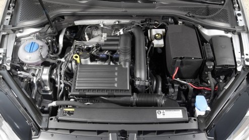 Of het nou echt al nodig was of niet, de Volkswagen Golf is helemaal nieuw. Gebouwd op een nieuw platform is de bestseller van het merk van top tot teen naar de zevende generatie getransformeerd, met