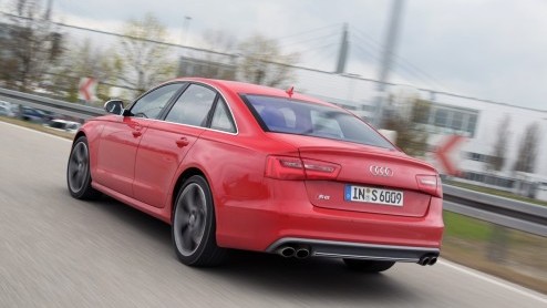 De nieuwe Audi S6 is krachtiger, sneller en sportiever dan zijn voorganger. Toch ben je dan niet automatisch beter af. Audi heeft de racy V10 van zijn voorganger verruild voor een dikke V8 met turbos