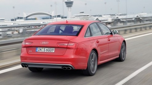De nieuwe Audi S6 is krachtiger, sneller en sportiever dan zijn voorganger. Toch ben je dan niet automatisch beter af. Audi heeft de racy V10 van zijn voorganger verruild voor een dikke V8 met turbos
