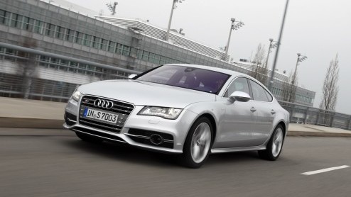 De nieuwe Audi S6 is krachtiger, sneller en sportiever dan zijn voorganger. Toch ben je dan niet automatisch beter af. Audi heeft de racy V10 van zijn voorganger verruild voor een dikke V8 met turbos