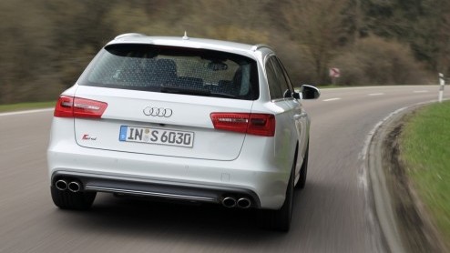 De nieuwe Audi S6 is krachtiger, sneller en sportiever dan zijn voorganger. Toch ben je dan niet automatisch beter af. Audi heeft de racy V10 van zijn voorganger verruild voor een dikke V8 met turbos