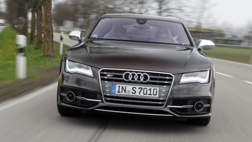De nieuwe Audi S6 is krachtiger, sneller en sportiever dan zijn voorganger. Toch ben je dan niet automatisch beter af. Audi heeft de racy V10 van zijn voorganger verruild voor een dikke V8 met turbos