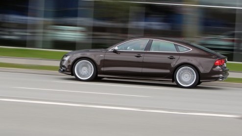 De nieuwe Audi S6 is krachtiger, sneller en sportiever dan zijn voorganger. Toch ben je dan niet automatisch beter af. Audi heeft de racy V10 van zijn voorganger verruild voor een dikke V8 met turbos