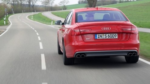 De nieuwe Audi S6 is krachtiger, sneller en sportiever dan zijn voorganger. Toch ben je dan niet automatisch beter af. Audi heeft de racy V10 van zijn voorganger verruild voor een dikke V8 met turbos