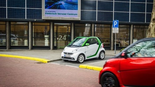 Blokje om met de smart fortwo BRABUS electric drive. Meer vermogen, potige looks en stiekem nog comfortabel ook!