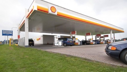 Morgen start Shell een proef 'Servicetanken' in Amersfoort en Groningen. Elke zaterdag staat er dan een pompbediende die voor je tankt en desgewenst ook de voorruit reinigt en vloeistoffen checkt.