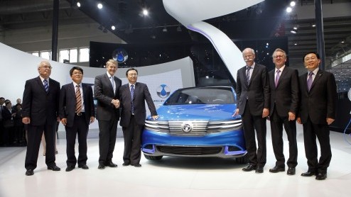 Begin april maakte Daimler bekend een nieuw merk voor de Chinese markt te introduceren; Denza. De Duitsers hebben samen met partner BYD de belofte gedaan in Peking het eerste model te introduceren. Zo