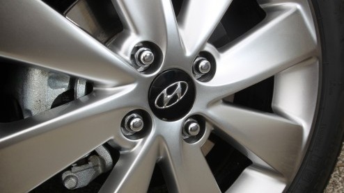 Stilstand is achteruitgang. En daar houden ze bij Hyundai niet van. Daarom heeft de i20 na zon drienhalf jaar een opfrisser gekregen. Geeft dat de compacte Koreaan weer een duwtje in de rug?
