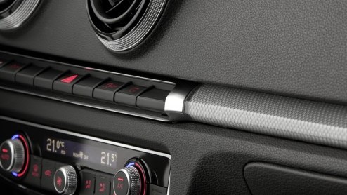 Nu mag het officieel gezegd worden: dit is de nieuwe Audi A3. Hij heeft veel weg van zijn voorganger maar is nieuwer (en lichter) dan je denkt. En dan doelen we niet alleen op het interieur. Het kostt