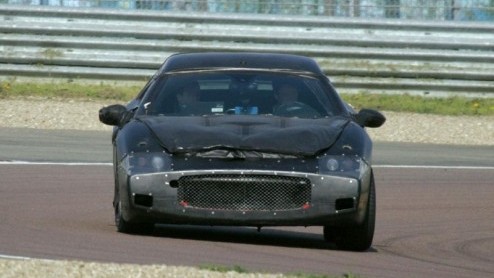 Hij is er weer! De Ferrari Dino komt een stukje dichterbij. Het beeldmateriaal toont een eerste studiemodel van dit raspaardje, die echter alleen nog hevig gecamoufleerd te zien is. Na ruim 33 jaar mo