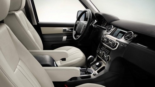 Land Rover blijft creatief bezig met het ontwikkelen van speciale uitvoeringen. De Discovery 4 Black&White is het laatste voorbeeld en staat ook gereed op grijs kenteken. Consumentenprijzen beginnen b