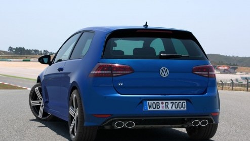 De nieuwe Volkswagen Golf R is een feit. Met een vermogen van 300 pk is het de krachtigste in serie geproduceerde Golf ooit. Vanaf eind september worden de orderboeken geopend.