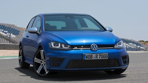 De nieuwe Volkswagen Golf R is een feit. Met een vermogen van 300 pk is het de krachtigste in serie geproduceerde Golf ooit. Vanaf eind september worden de orderboeken geopend.
