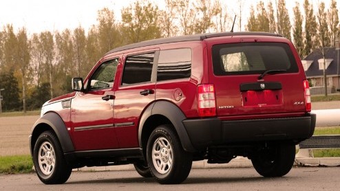 Dodge heeft van de Nitro naast een personenuitvoering nu ook een versie op grijs kenteken gentroduceerd. En omdat hij in dezelfde uitvoeringen, kleuren en motorisering leverbaar is, lijkt het ons een