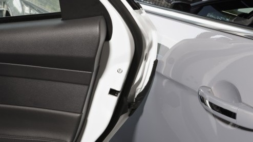 Ford heeft een slimme en eigenlijk heel simpele innovatie bedacht om die ongelukkige parkeerdeukjes bij in- en uitstappen te voorkomen. Vanaf januari 2012 is de nieuwe Focus er mee uit te rusten.