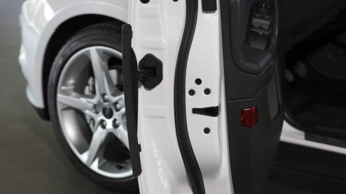 Ford heeft een slimme en eigenlijk heel simpele innovatie bedacht om die ongelukkige parkeerdeukjes bij in- en uitstappen te voorkomen. Vanaf januari 2012 is de nieuwe Focus er mee uit te rusten.