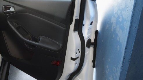 Ford heeft een slimme en eigenlijk heel simpele innovatie bedacht om die ongelukkige parkeerdeukjes bij in- en uitstappen te voorkomen. Vanaf januari 2012 is de nieuwe Focus er mee uit te rusten.