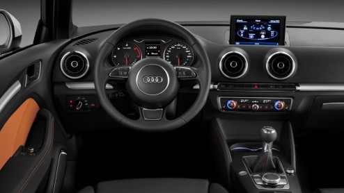 Nu mag het officieel gezegd worden: dit is de nieuwe Audi A3. Hij heeft veel weg van zijn voorganger maar is nieuwer (en lichter) dan je denkt. En dan doelen we niet alleen op het interieur. Het kostt