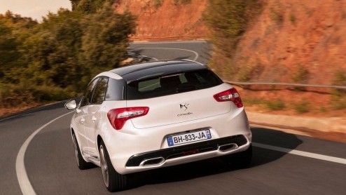 Na het debuut van de Citron DS5 in Sjanghai staat de nieuwe Fransoos natuurlijk ook te schitteren op de IAA Frankfurt van deze maand. Citron maakt alvast nu van de gelegenheid gebruik het motorpalet