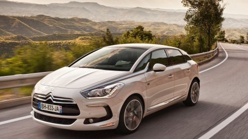 Citron heeft de vanafprijzen voor de DS5 voor de Nederlandse markt bekendgemaakt. Dealers tekenen orders vanaf 34.550 euro. Twee versies, de e-HDi 110 EGS en de Hybrid-4 dieselhybride komen in aanmer