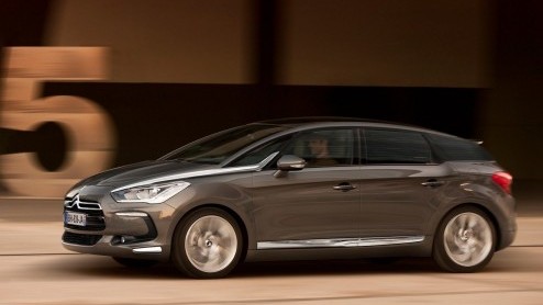Citron heeft de vanafprijzen voor de DS5 voor de Nederlandse markt bekendgemaakt. Dealers tekenen orders vanaf 34.550 euro. Twee versies, de e-HDi 110 EGS en de Hybrid-4 dieselhybride komen in aanmer
