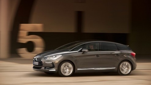 Vraag niet hoe het kan maar profiteer er van: Citron is er in geslaagd de CO2-uitstoot van de DS5 Hybrid4 te verlagen naar 91 gram. Goed nieuws voor de leaserijder dus, want de dieselhybride komt nu 