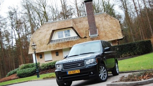 Land Rovers King of the Road treedt aan met een splinternieuwe achtcilinderdiesel. De Range Rover TDV8 ploegt daardoor in de stijl van British Luxury met nog meer machtsvertoon over het asfalt. T